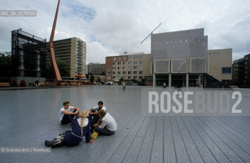 OLANDA , ROTTERDAM :PIAZZA SCHOUWBURGPLEIN DELLARCHITETTO ADRIAAN GEUZE -  © 2002 Graziano Arici/Rosebud2 / ARCHITETTURA CONTEMPORANEA / GEO
