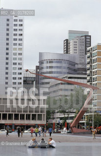 OLANDA , ROTTERDAM :PIAZZA SCHOUWBURGPLEIN DELLARCHITETTO ADRIAAN GEUZE -  © 2002 Graziano Arici/Rosebud2 / ARCHITETTURA CONTEMPORANEA / GEO