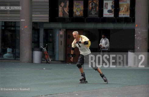 OLANDA , ROTTERDAM :PIAZZA SCHOUWBURGPLEIN DELLARCHITETTO ADRIAAN GEUZE -  © 2002 Graziano Arici/Rosebud2 / ARCHITETTURA CONTEMPORANEA / GEO