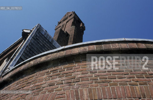 OLANDA , (GELDERLAND) :PARCO DI HOGE VELUWE - IL PADIGLIONE DI CACCIA SINT HUBERTUS DELLARCHITETTO H.P. BERLAGE -  © 2002 Graziano Arici/Rosebud2 / ARCHITETTURA CONTEMPORANEA / MATTONE / GEO