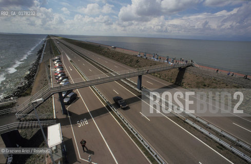 OLANDA , (NORD OLANDA) : AUTOSTRADA SULLA DIGA AFSLUITDIJK  SULLO ZUIDERSEE  -  © 2002 Graziano Arici/Rosebud2 /  / GEO