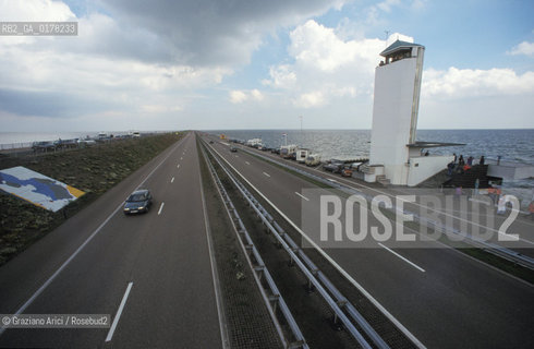 OLANDA , (NORD OLANDA) : AUTOSTRADA SULLA DIGA AFSLUITDIJK  SULLO ZUIDERSEE  -  © 2002 Graziano Arici/Rosebud2 /  / GEO