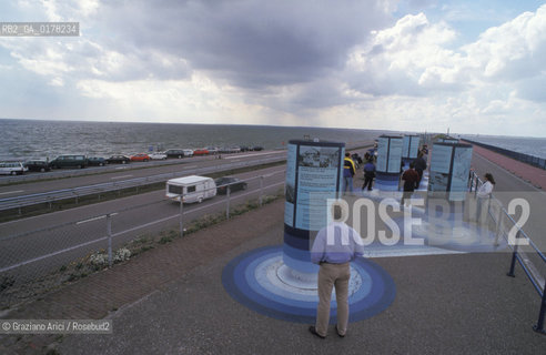 OLANDA , (NORD OLANDA) : AUTOSTRADA SULLA DIGA AFSLUITDIJK  SULLO ZUIDERSEE  -  © 2002 Graziano Arici/Rosebud2  / GEO