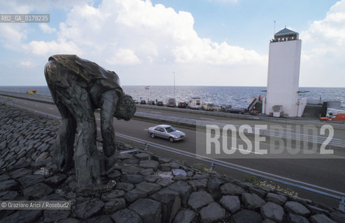 OLANDA , (NORD OLANDA) : AUTOSTRADA SULLA DIGA AFSLUITDIJK  SULLO ZUIDERSEE - MONUMENTO ALLA COSTRUZIONE DELLA DIGA  -  © 2002 Graziano Arici/Rosebud2  / GEO