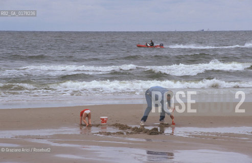 OLANDA , (NORD OLANDA) : DIGA AFSLUITDIJK  SULLO ZUIDERSEE  - SPIAGGIA ALLA TESTA DELLA DIGA -  © 2002 Graziano Arici/Rosebud2  / GEO