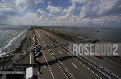 OLANDA , (NORD OLANDA) : AUTOSTRADA SULLA DIGA AFSLUITDIJK  SULLO ZUIDERSEE  -  © 2002 Graziano Arici/Rosebud2  / GEO