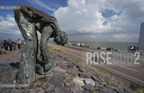 OLANDA , (NORD OLANDA) : AUTOSTRADA SULLA DIGA AFSLUITDIJK  SULLO ZUIDERSEE  - MONUMENTO ALLA COSTRUZIONE DELLA DIGA -  © 2002 Graziano Arici/Rosebud2  / GEO