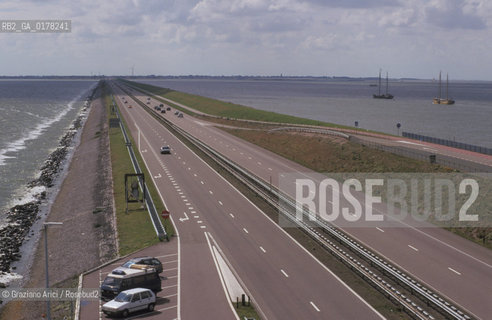OLANDA , (NORD OLANDA) : AUTOSTRADA SULLA DIGA AFSLUITDIJK  SULLO ZUIDERSEE  -  © 2002 Graziano Arici/Rosebud2  / GEO