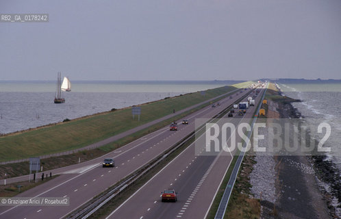 OLANDA , (NORD OLANDA) : AUTOSTRADA SULLA DIGA AFSLUITDIJK  SULLO ZUIDERSEE  -  © 2002 Graziano Arici/Rosebud2  / GEO