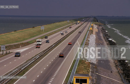 OLANDA , (NORD OLANDA) : AUTOSTRADA SULLA DIGA AFSLUITDIJK  SULLO ZUIDERSEE  -  © 2002 Graziano Arici/Rosebud2  / GEO