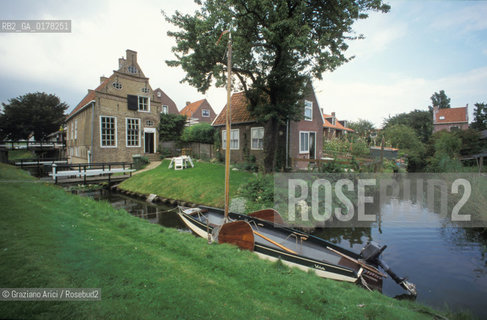 OLANDA , (FRIESLAND) HINDELOOPEN : UN CANALE  -  © 2002 Graziano Arici/Rosebud2  / GEO