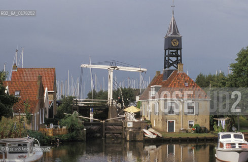 OLANDA , (FRIESLAND) HINDELOOPEN : UN CANALE  -  © 2002 Graziano Arici/Rosebud2  / GEO