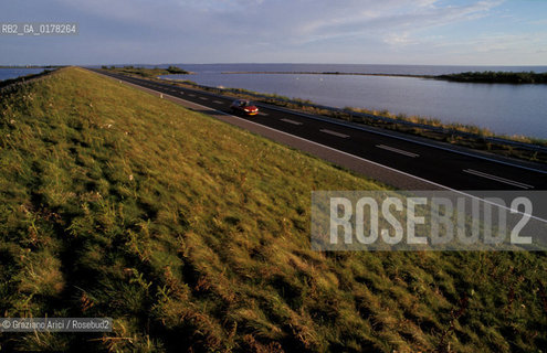 OLANDA , (NOORD-HOLLAND) ENKHUIZEN : LA DIGA  -  © 2002 Graziano Arici/Rosebud2  / GEO