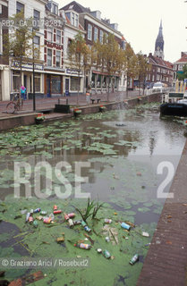 OLANDA , (ZUID-HOLLAND) DELFT : CANALE SPORCO DI IMMONDIZIE  -  © 2002 Graziano Arici/Rosebud2 / / GEO