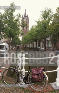 OLANDA , (ZUID-HOLLAND) DELFT : CANALE CON LA OUDE KERK  -  © 2002 Graziano Arici/Rosebud2 / BICICLETTA / GEO