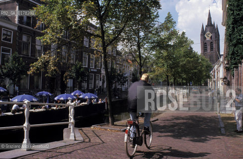 OLANDA , (ZUID-HOLLAND) DELFT : CANALE CON LA OUDE KERK -  © 2002 Graziano Arici/Rosebud2 / BICICLETTA / GEO