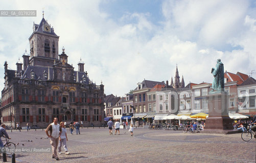 OLANDA , (ZUID-HOLLAND) DELFT : LA PIAZZA MARKT E LO STADHUIS -  © 2002 Graziano Arici/Rosebud2  / GEO