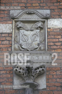 OLANDA , (ZUID-HOLLAND) DELFT : PALAZZO SEDE DELLA COMPAGNIA DELLE INDIE OCCIDENTALI - STEMMA  -  © 2002 Graziano Arici/Rosebud2  / GEO