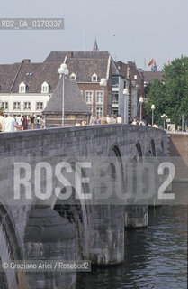 OLANDA , (LIMBURG) MAASTRICHT : IL PONTE SINT SERVAAS BRUG  SUL FIUME MOSA   -  © 2002 Graziano Arici/Rosebud2 / GEO