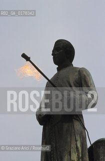 OLANDA , (LIMBURG) MAASTRICHT : STATUA SUL MARKT    -  © 2002 Graziano Arici/Rosebud2 / FUOCO / GEO