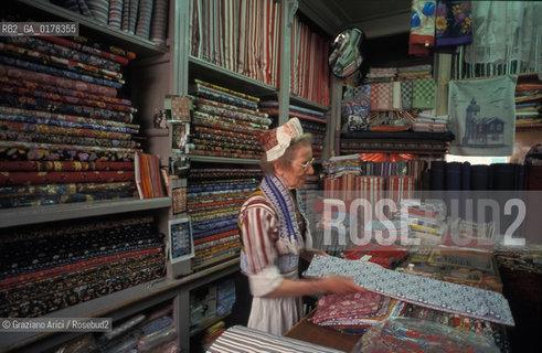 OLANDA , (NOORD-HOLLAND) MARKEN : NEGOZIO DI STOFFA    -  © 2002 Graziano Arici/Rosebud2  / GEO