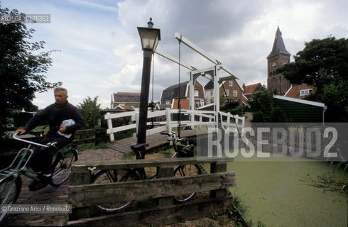 OLANDA , (NOORD-HOLLAND) MARKEN : CANALE    -  © 2002 Graziano Arici/Rosebud2 / BICICLETTA / GEO
