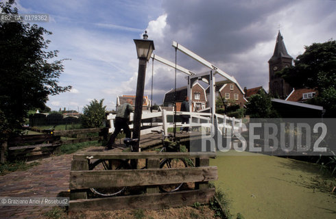 OLANDA , (NOORD-HOLLAND) MARKEN : CANALE    -  © 2002 Graziano Arici/Rosebud2 / BICICLETTA / GEO
