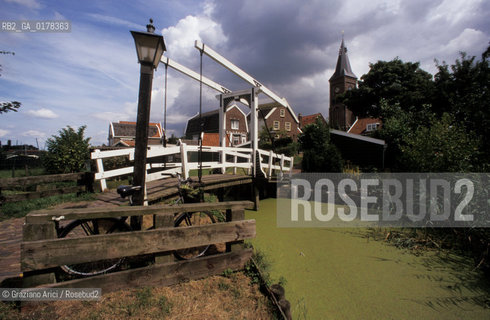 OLANDA , (NOORD-HOLLAND) MARKEN : CANALE    -  © 2002 Graziano Arici/Rosebud2 / BICICLETTA / GEO