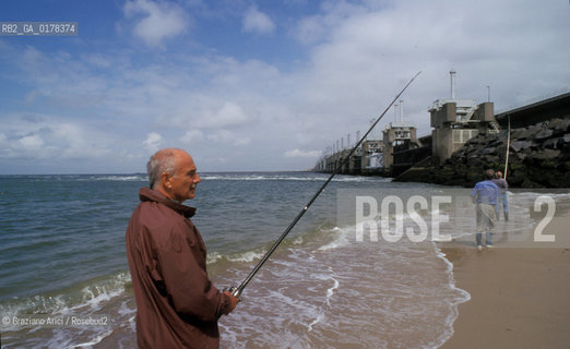 OLANDA , (ZEELAND) DIGA SULLOOSTERSCHELDE  : PESACA -  © 2002 Graziano Arici/Rosebud2 / GEO