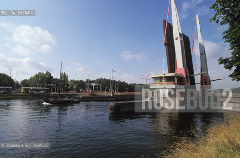 OLANDA , (ZEELAND) MIDDELBURG : CANALE E PONTE  -  © 2002 Graziano Arici/Rosebud2 / GEO