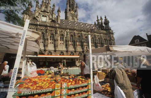 OLANDA , (ZEELAND) MIDDELBURG : IL MERCATO IN MARKTPLEIN DAVANTI ALLO STADTHUIS  -  © 2002 Graziano Arici/Rosebud2 / GEO