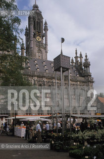 OLANDA , (ZEELAND) MIDDELBURG : IL MERCATO IN MARKTPLEIN DAVANTI ALLO STADTHUIS  -  © 2002 Graziano Arici/Rosebud2 / GEO