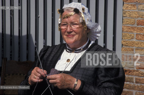 OLANDA , ( ISOLE FRISONE ) TEXEL : DONNA IN COSTUME -  © 2002 Graziano Arici/Rosebud2 / GEO