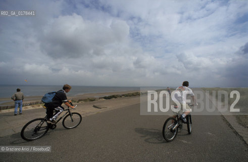 OLANDA , DICA SULLO ZUIDERSEE  -  © 2002 Graziano Arici/Rosebud2 / GEO / BICICLETTA