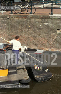 OLANDA , AMSTERDAM : PULIZIA DEI CANALI  -  © 2002 Graziano Arici/Rosebud2  / GEO