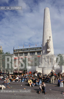 OLANDA , AMSTERDAM : LA PIAZZA DAMM  -  © 2002 Graziano Arici/Rosebud2 / GEO / GEO