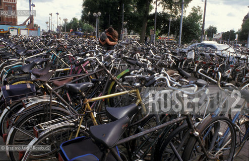 OLANDA , AMSTERDAM : STAZIONE CENTRALE -  © 2002 Graziano Arici/Rosebud2 / BICICLETTA / GEO