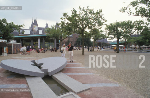 OLANDA , AMSTERDAM :IL PIAZZALE DAVANTI  AL MUSEO VAN GOGH  -  © 2002 Graziano Arici/Rosebud2 / ARCHITETTURA CONTEMPORANEA / GEO