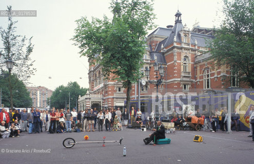 OLANDA , AMSTERDAM  : LA PIAZZA LEIDSEPLEIN   -  © 2002 Graziano Arici/Rosebud2  / GEO