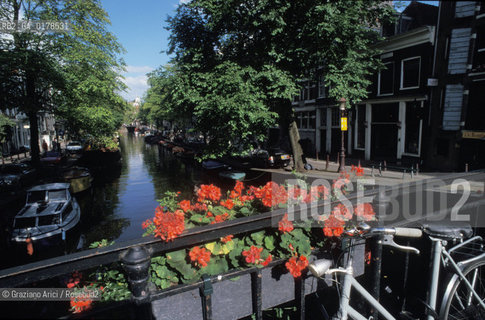 OLANDA , AMSTERDAM  :UN CANALE   -  © 2002 Graziano Arici/Rosebud2 /     BICICLETTA / FIORE / GEO