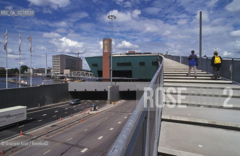 OLANDA , AMSTERDAM  : IL MUSEO NEW METROPOLIS DI RENZO PIANO   -  © 2002 Graziano Arici/Rosebud2 / ARCHITETTURA CONTEMPORANEA / SCALA / GEO