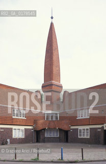 OLANDA , AMSTERDAM  :QUARTIERE OPERAIO HET SHIP  DI M. DE KLERK   -  © 2002 Graziano Arici/Rosebud2 / ARCHITETTURA CONTEMPORANEA / MATTONE / GEO