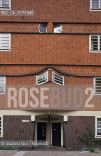 OLANDA , AMSTERDAM  :QUARTIERE OPERAIO HET SHIP  DI M. DE KLERK   -  © 2002 Graziano Arici/Rosebud2 / ARCHITETTURA CONTEMPORANEA  / GEO