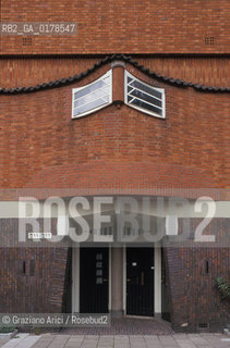 OLANDA , AMSTERDAM  :QUARTIERE OPERAIO HET SHIP  DI M. DE KLERK   -  © 2002 Graziano Arici/Rosebud2 / ARCHITETTURA CONTEMPORANEA / FINESTRA / GEO