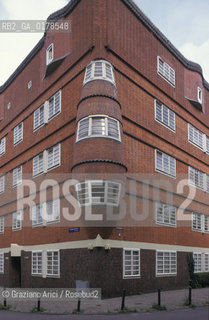 OLANDA , AMSTERDAM  :QUARTIERE OPERAIO HET SHIP  DI M. DE KLERK   -  © 2002 Graziano Arici/Rosebud2 / ARCHITETTURA CONTEMPORANEA  / MATTONE / GEO