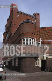 OLANDA , AMSTERDAM  :QUARTIERE OPERAIO HET SHIP  DI M. DE KLERK   -  © 2002 Graziano Arici/Rosebud2 / ARCHITETTURA CONTEMPORANEA / MATTONE / GEO