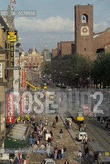 OLANDA , AMSTERDAM  : IL  DAMRAK E AL BORSA   -  © 2002 Graziano Arici/Rosebud2 / ARCHITETTURA CONTEMPORANEA  / GEO