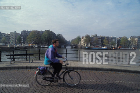 OLANDA , AMSTERDAM  : IL CANALE AMSTEL -  © 2002 Graziano Arici/Rosebud2 / BICICLETTA / GEO