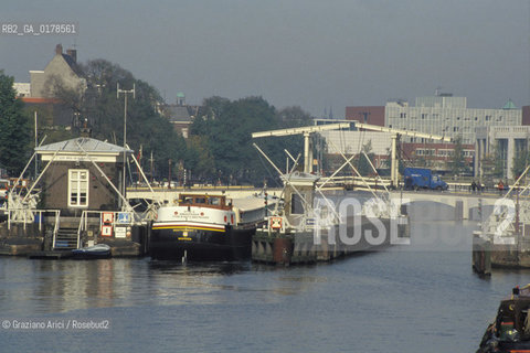 OLANDA , AMSTERDAM  : IL CANALE AMSTEL -  © 2002 Graziano Arici/Rosebud2  / GEO