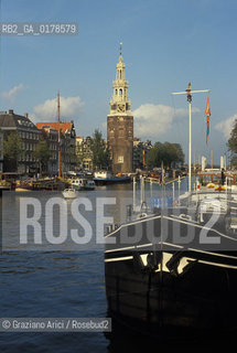 OLANDA , AMSTERDAM  : IL CANALE OUDE SCHANS E LA MONTELBAANSTOREN -  © 2002 Graziano Arici/Rosebud2  / GEO